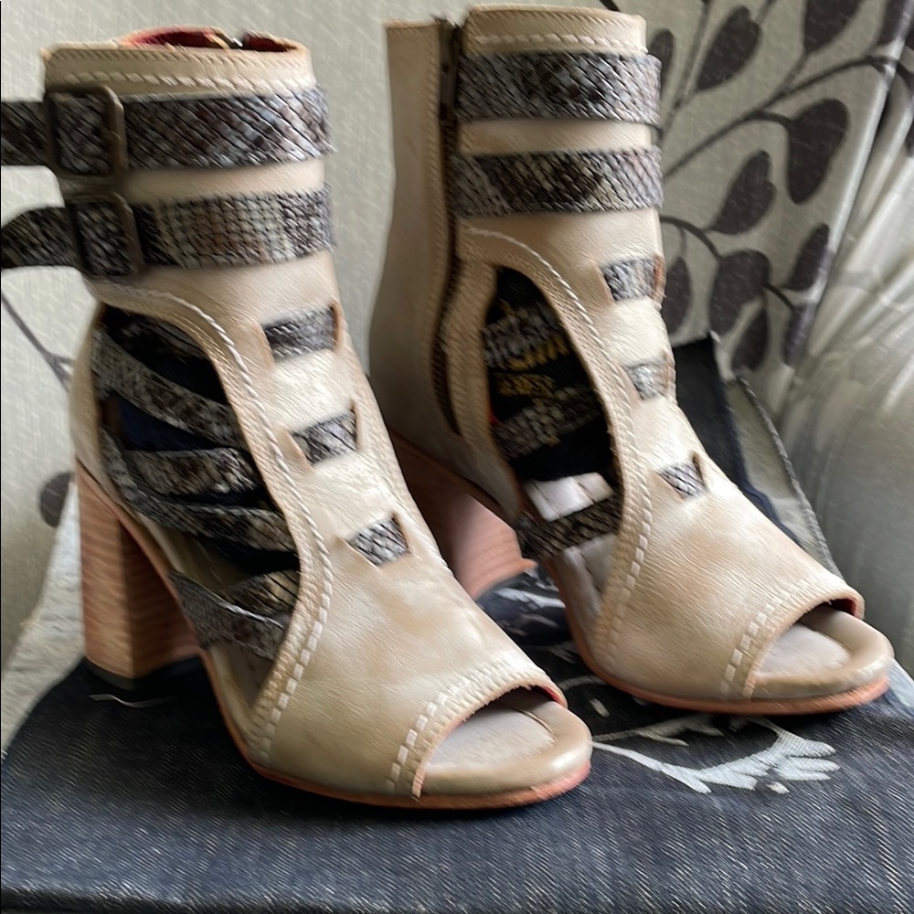 Freebird Cream and Gray Heeled Boots with Peep-Toe 

Worn once. With dust bag